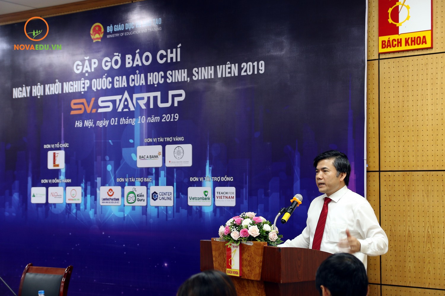 Ông Bùi Văn Linh, Phó Vụ trưởng phụ trách Vụ Giáo dục Chính trị và Công tác Học sinh Sinh viên (Bộ GG&ĐT), Phó trưởng ban Chỉ đạo SV-STARTUP 2019 phát biểu tại họp báo.