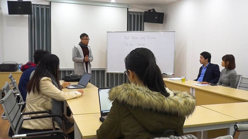 Đội GET INS trình bày đề án khởi nghiệp với CEO Đỗ Mạnh Hùng
